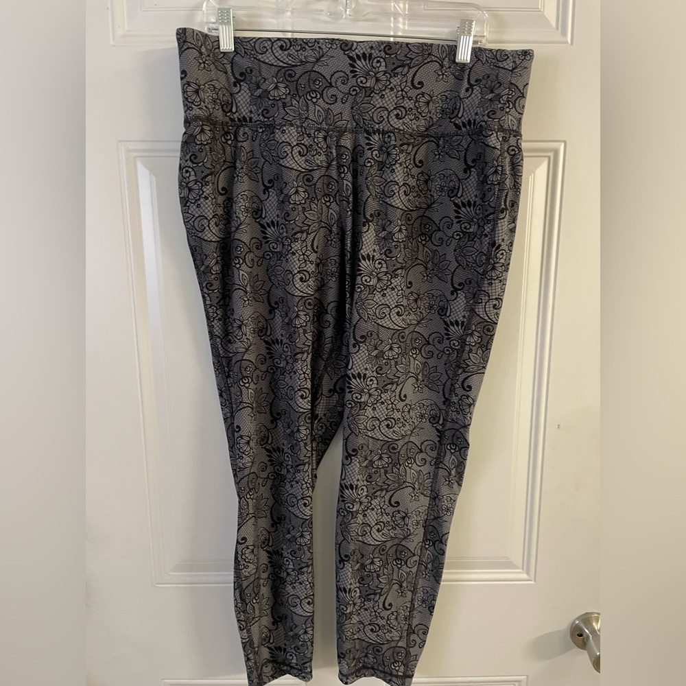 LIVI 18/20 Gray & Black Patterned Leggings